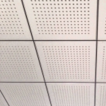 Plafond acoustique en plâtre avec panneaux insonorisants